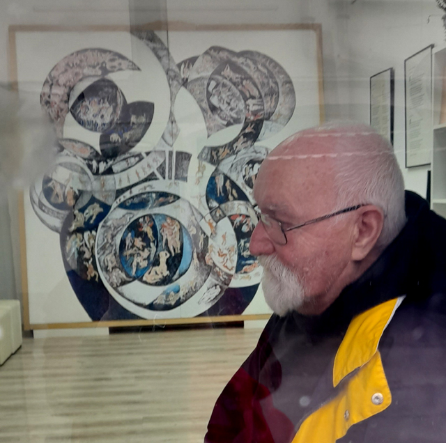 Sergije Mihić u izložbenom prostoru/Snimila Marina Mihić                                                                                                                                                                                                  